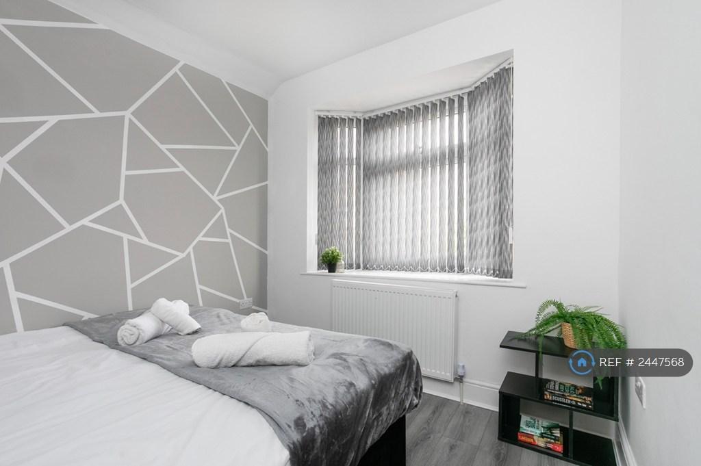 Bedroom 2 With Kingsize Or 2 Single Beds + Towels