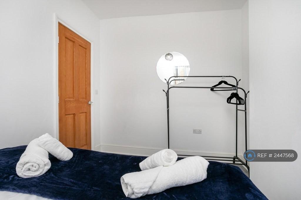 Bedroom 3 With Kingsize Or 2 Single Beds + Towels