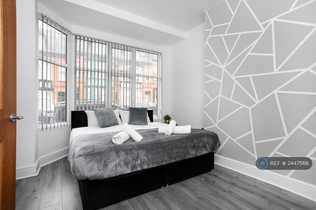 Bedroom 1 With Kingsize Or 2 Single Beds + Towels