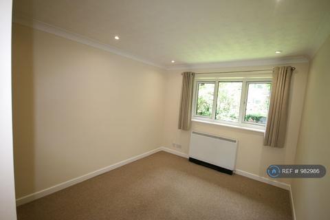 2 bedroom flat to rent, Winchester Court, High Wycombe, HP11