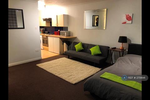 Studio to rent, Sough, Slough, SL1