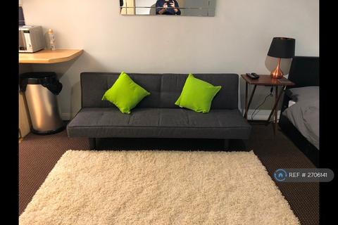 Studio to rent, Sough, Slough, SL1