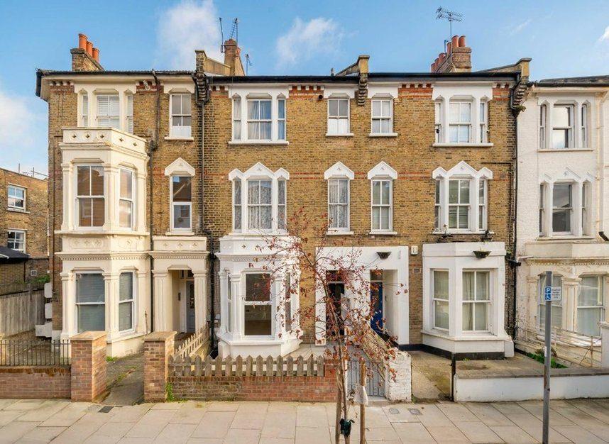 Spacious & Stylish Ground-Floor 1-Bed Flat with P