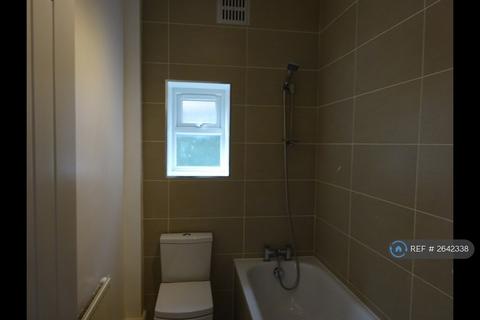 1 bedroom in a flat share to rent, Palmers Green, London, N13