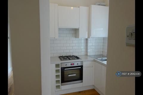 1 bedroom in a flat share to rent, Palmers Green, London, N13