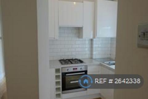 1 bedroom in a flat share to rent, Palmers Green, London, N13