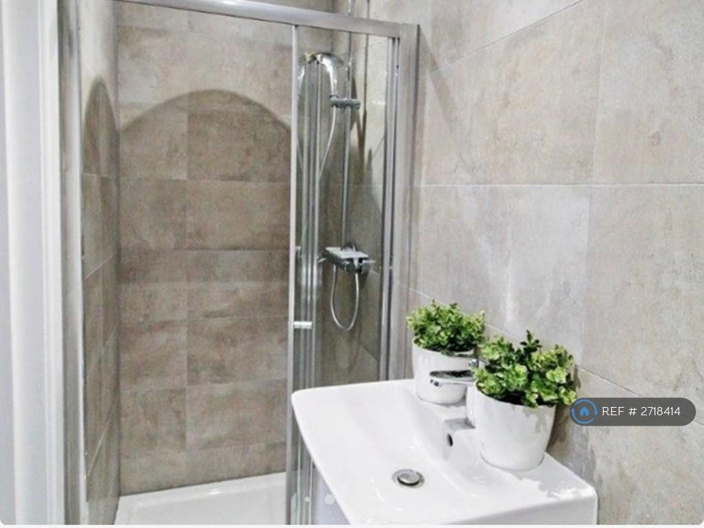 Spacious New Ensuite Bathroom