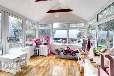 4 bedroom detached house for sale, New Bedford Road, Luton