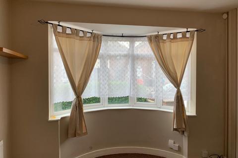 3 bedroom semi-detached house to rent, Somerset Avenue