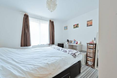 2 bedroom flat to rent, Vale Road, Bushey, WD23