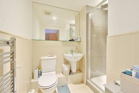 2 bedroom flat to rent, Vale Road, Bushey, WD23