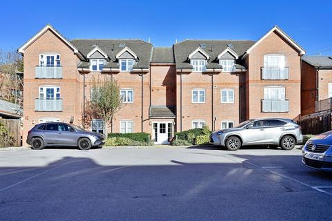 2 bedroom flat to rent, Vale Road, Bushey, WD23