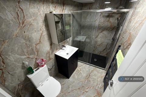 6 bedroom end of terrace house to rent, Prince Regent Lane, London, E13