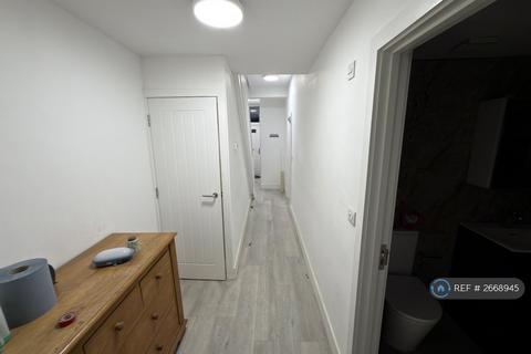 6 bedroom end of terrace house to rent, Prince Regent Lane, London, E13