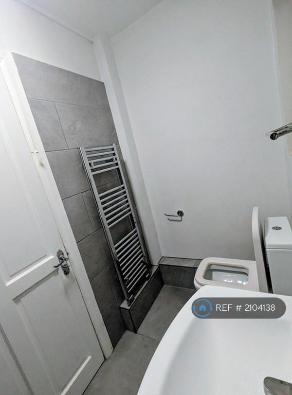 Small Bath With Shower
