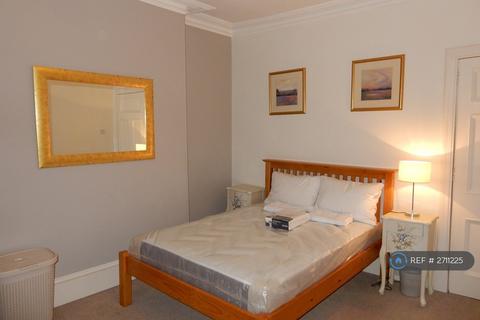 2 bedroom flat to rent, Abbey Place, Aberdeen, AB11