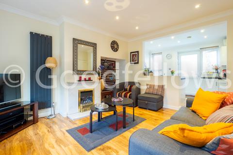 2 bedroom house to rent, Dore Gardens, Surrey SM4