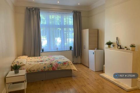 1 bedroom in a house share to rent, Bowes Road, London, N13