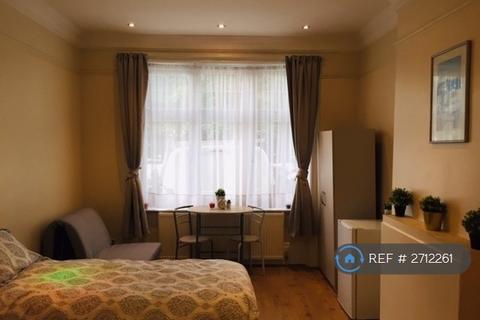 1 bedroom in a house share to rent, Bowes Road, London, N13