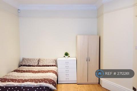1 bedroom in a house share to rent, Bowes Road, London, N13