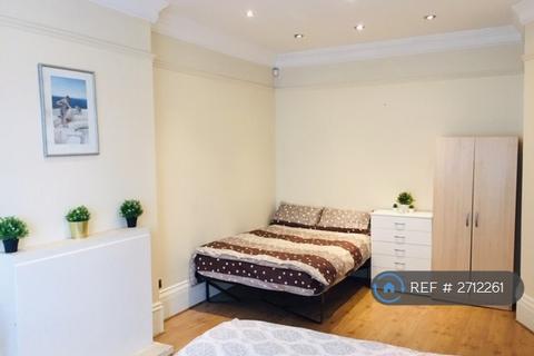 1 bedroom in a house share to rent, Bowes Road, London, N13
