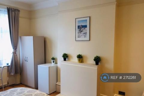 1 bedroom in a house share to rent, Bowes Road, London, N13
