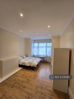 1 bedroom in a house share to rent, Bowes Road, London, N13