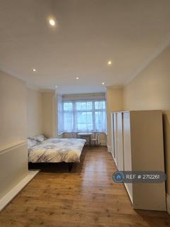 1 bedroom in a house share to rent, Bowes Road, London, N13