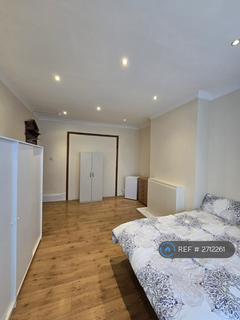 1 bedroom in a house share to rent, Bowes Road, London, N13