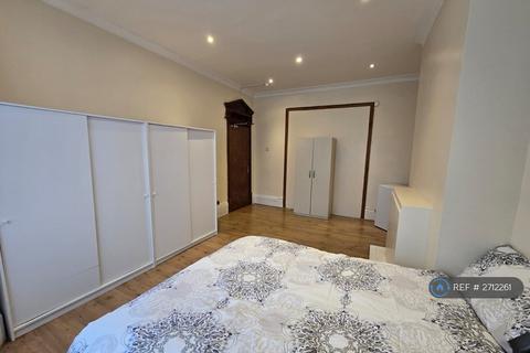 1 bedroom in a house share to rent, Bowes Road, London, N13