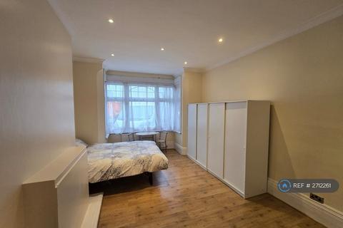 1 bedroom in a house share to rent, Bowes Road, London, N13