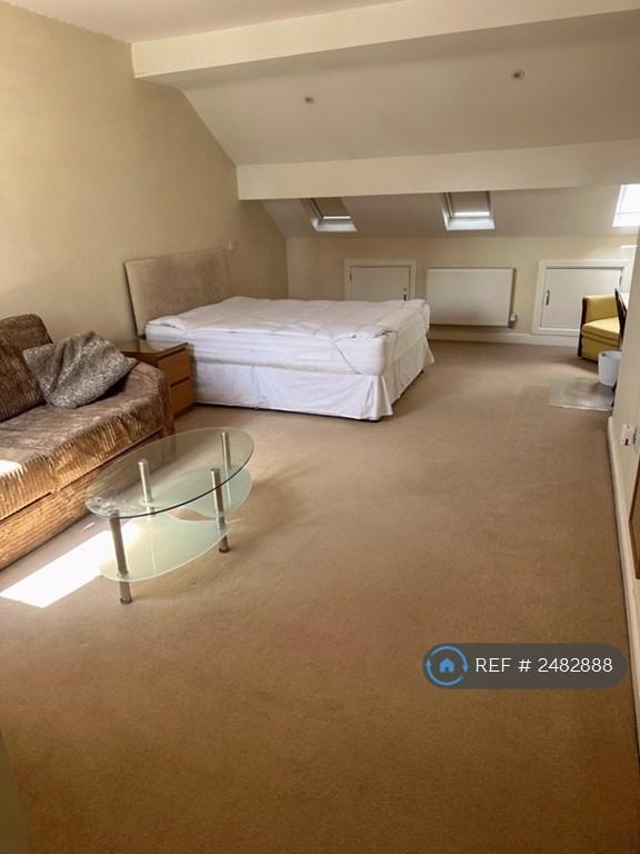 Room 6 £135 Penthouse Ensuite 5' Bed