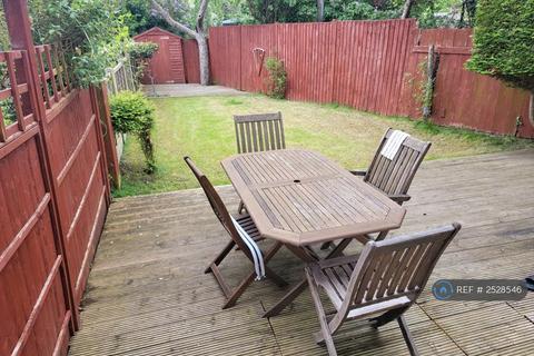 1 bedroom in a house share to rent, Front Lane, London, RM14