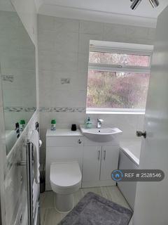1 bedroom in a house share to rent, Front Lane, London, RM14