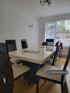 1 bedroom in a house share to rent, Front Lane, London, RM14