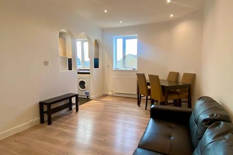 2 bedroom flat to rent, London SW19