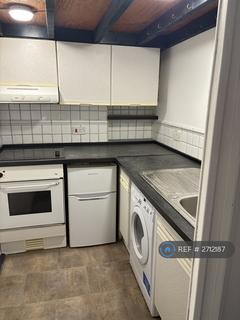 Studio to rent, Willesden Lane, London, NW6