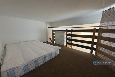 Studio to rent, Willesden Lane, London, NW6