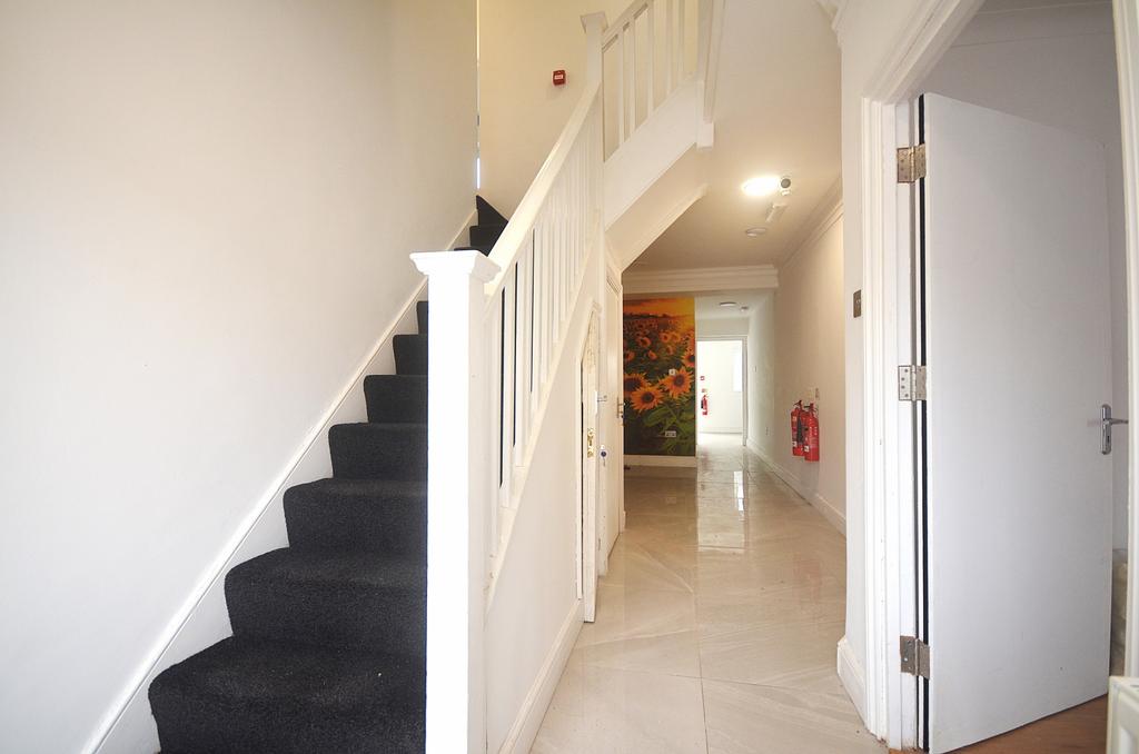 Nine Bedroom End Terrace House to rent