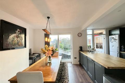 3 bedroom terraced house to rent, Lavington Road, Bristol
