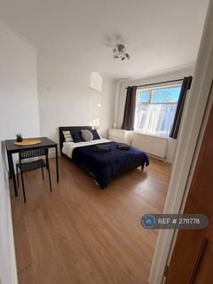 2 bedroom semi-detached house to rent, Eastern Avenue East, Romford, RM1