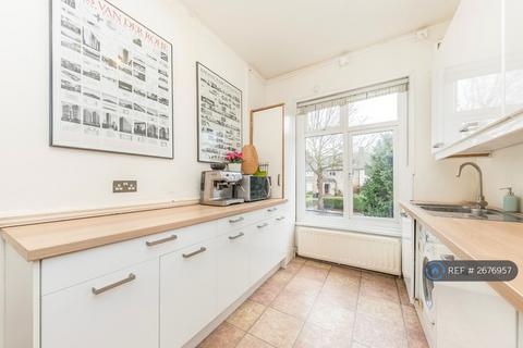 1 bedroom in a flat share to rent, Baring Road, London, SE12