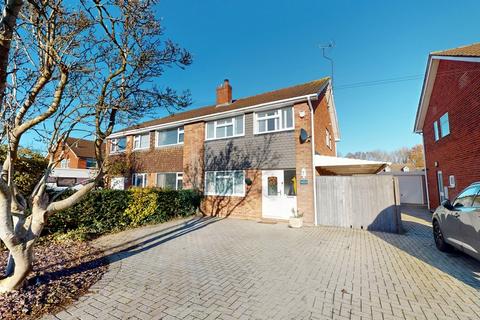 3 bedroom semi-detached house to rent, North Road East