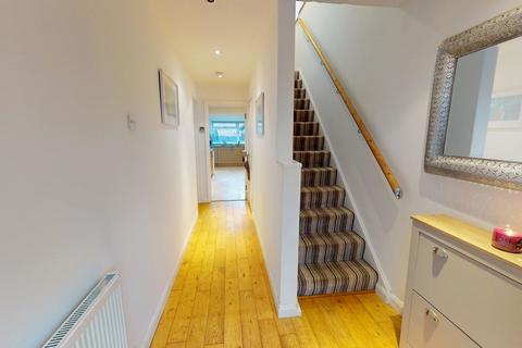 3 bedroom semi-detached house to rent, North Road East