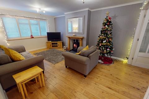 3 bedroom semi-detached house to rent, North Road East