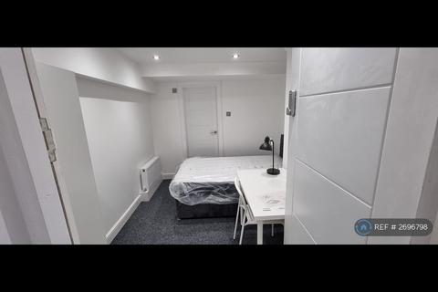1 bedroom in a house share to rent, Maldon Road, Colchester, CO3
