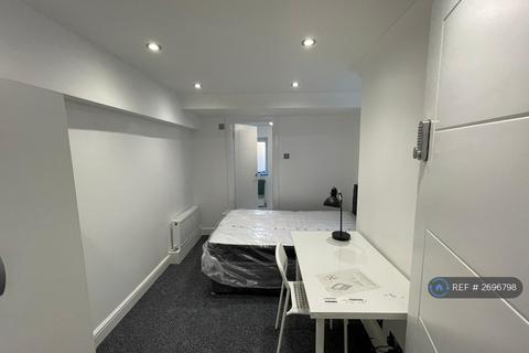 1 bedroom in a house share to rent, Maldon Road, Colchester, CO3