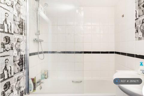 1 bedroom in a flat share to rent, Crawley Town Centre, Crawley, RH10