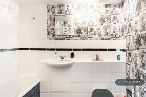 1 bedroom in a flat share to rent, Crawley Town Centre, Crawley, RH10