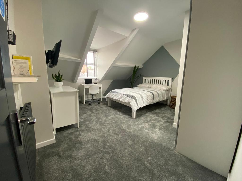 Well-presented attic double bedroom with a comf...